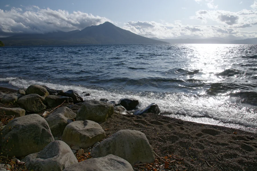 支笏湖の青い水面と湖岸の風景